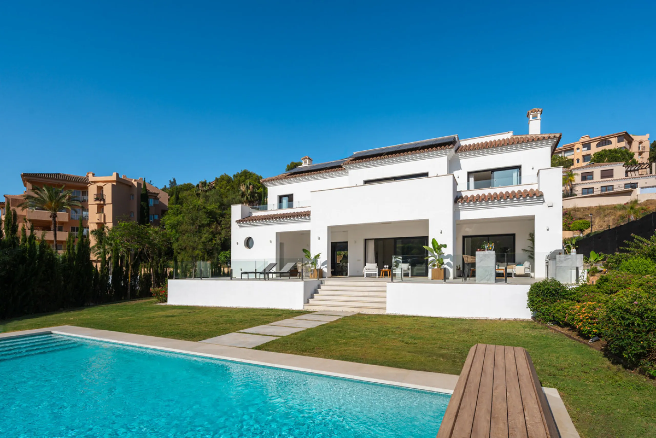 Positioned within the prestigious Santa Maria Golf urbanization in Elviria, Villa Andrea is an extraordinary frontline golf villa for sale in Marbella offering contemporary luxury, seamless design, and a highly desirable setting. Built in 2021 on a genero