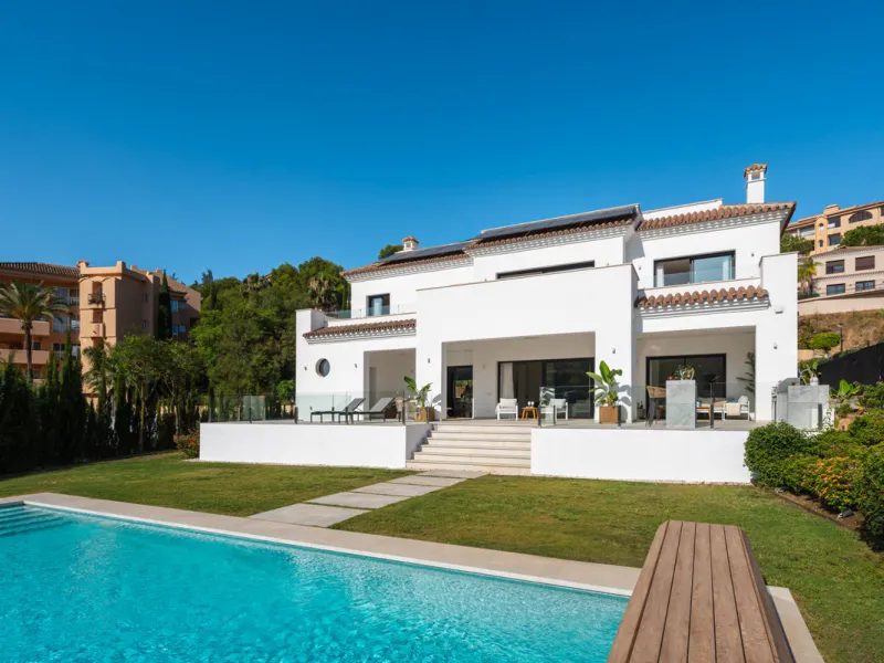 Positioned within the prestigious Santa Maria Golf urbanization in Elviria, Villa Andrea is an extraordinary frontline golf villa for sale in Marbella offering contemporary luxury, seamless design, and a highly desirable setting. Built in 2021 on a genero