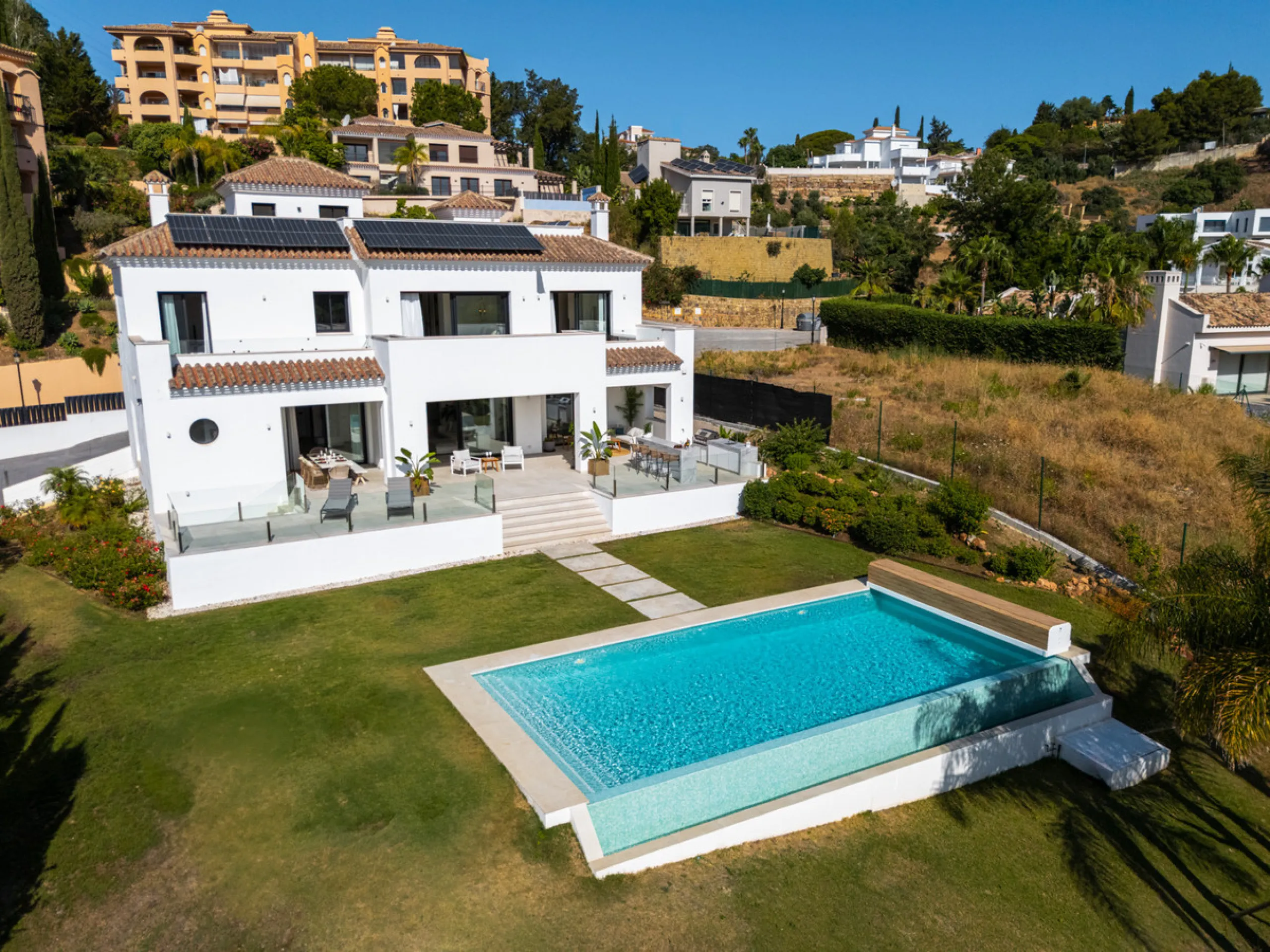 Positioned within the prestigious Santa Maria Golf urbanization in Elviria, Villa Andrea is an extraordinary frontline golf villa for sale in Marbella offering contemporary luxury, seamless design, and a highly desirable setting. Built in 2021 on a genero