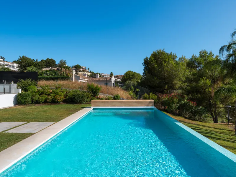 Positioned within the prestigious Santa Maria Golf urbanization in Elviria, Villa Andrea is an extraordinary frontline golf villa for sale in Marbella offering contemporary luxury, seamless design, and a highly desirable setting. Built in 2021 on a genero