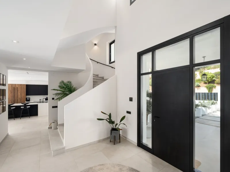 Positioned within the prestigious Santa Maria Golf urbanization in Elviria, Villa Andrea is an extraordinary frontline golf villa for sale in Marbella offering contemporary luxury, seamless design, and a highly desirable setting. Built in 2021 on a genero