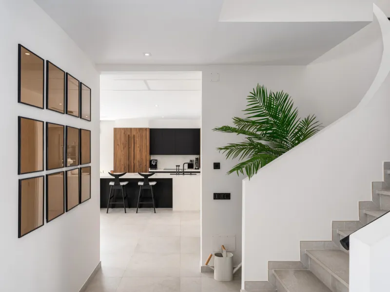 Positioned within the prestigious Santa Maria Golf urbanization in Elviria, Villa Andrea is an extraordinary frontline golf villa for sale in Marbella offering contemporary luxury, seamless design, and a highly desirable setting. Built in 2021 on a genero