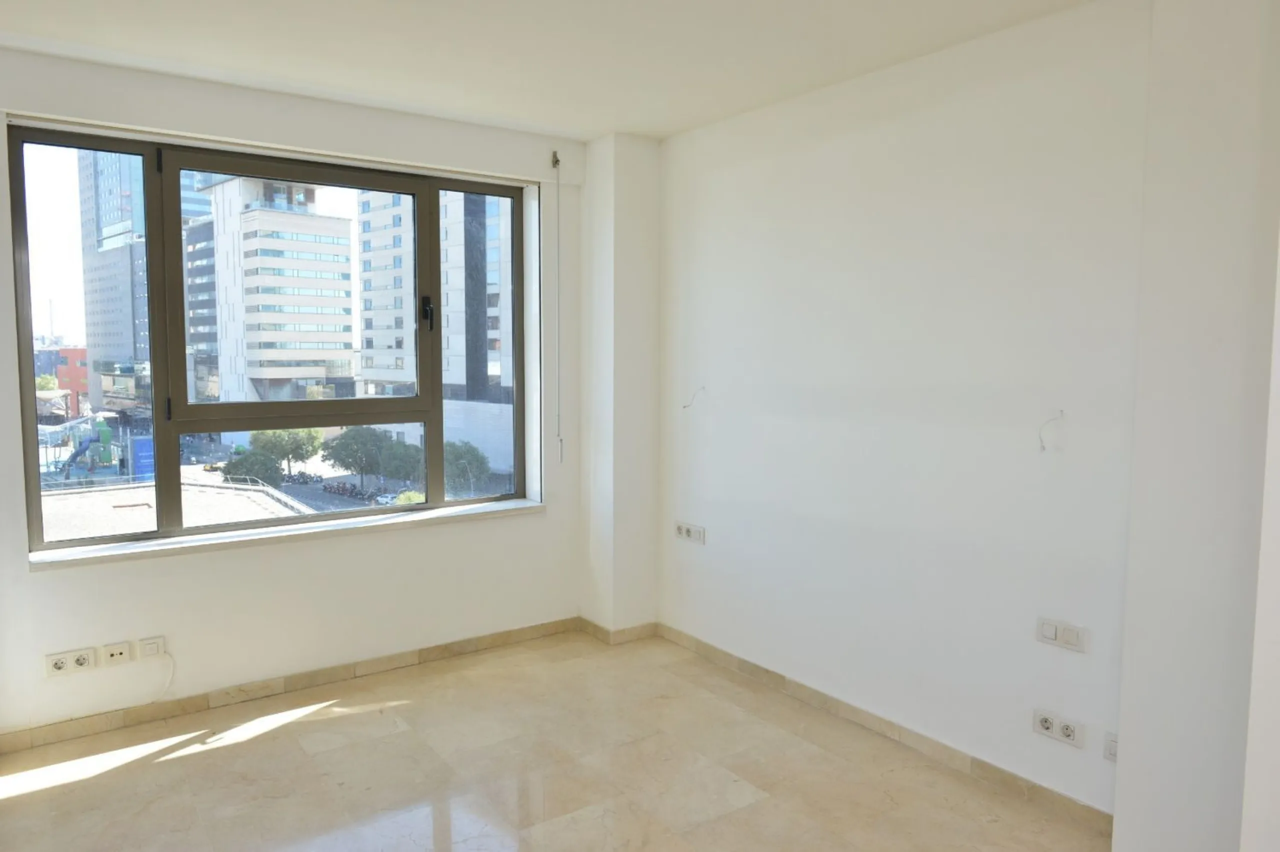 Spacious Apartment with Pool, Padel Courts and Garage in Diagonal Mar, Barcelona