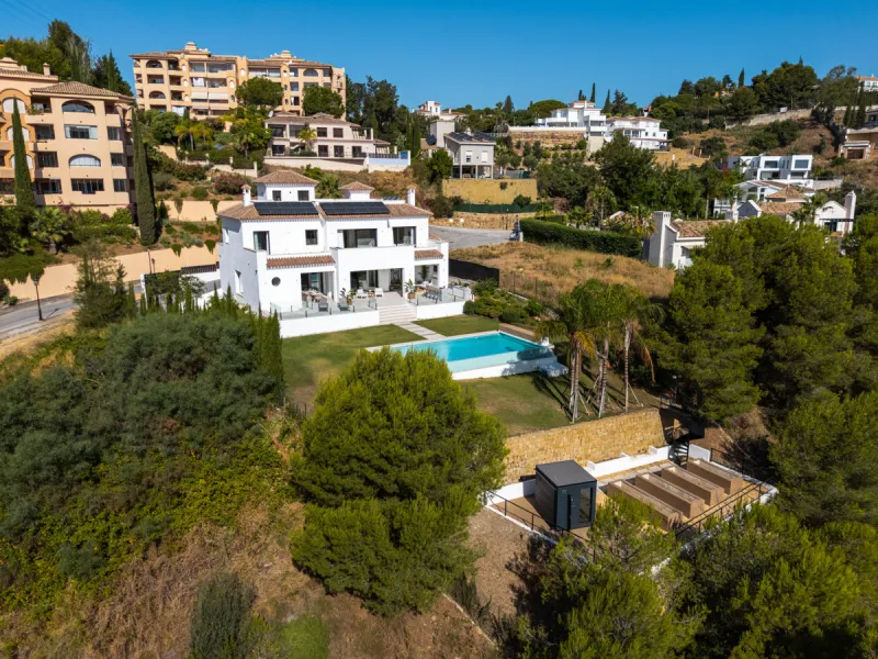 Positioned within the prestigious Santa Maria Golf urbanization in Elviria, Villa Andrea is an extraordinary frontline golf villa for sale in Marbella offering contemporary luxury, seamless design, and a highly desirable setting. Built in 2021 on a genero