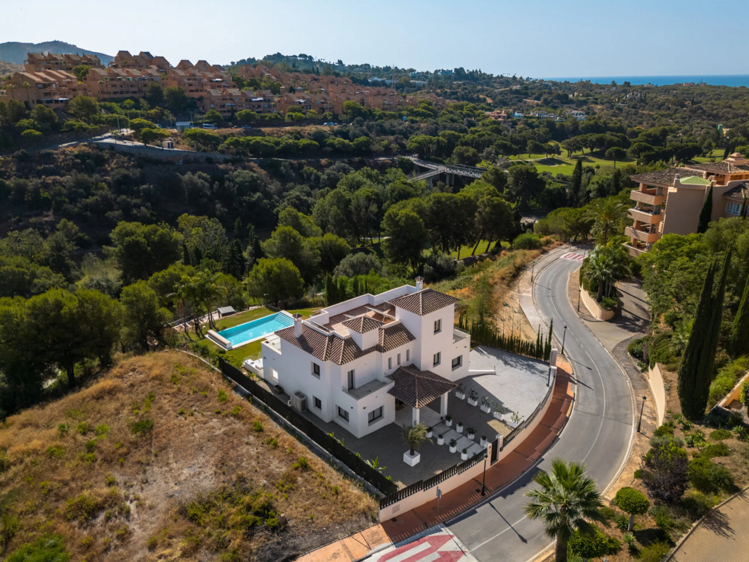 Positioned within the prestigious Santa Maria Golf urbanization in Elviria, Villa Andrea is an extraordinary frontline golf villa for sale in Marbella offering contemporary luxury, seamless design, and a highly desirable setting. Built in 2021 on a genero