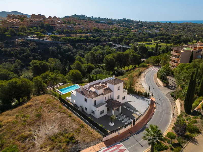 Positioned within the prestigious Santa Maria Golf urbanization in Elviria, Villa Andrea is an extraordinary frontline golf villa for sale in Marbella offering contemporary luxury, seamless design, and a highly desirable setting. Built in 2021 on a genero