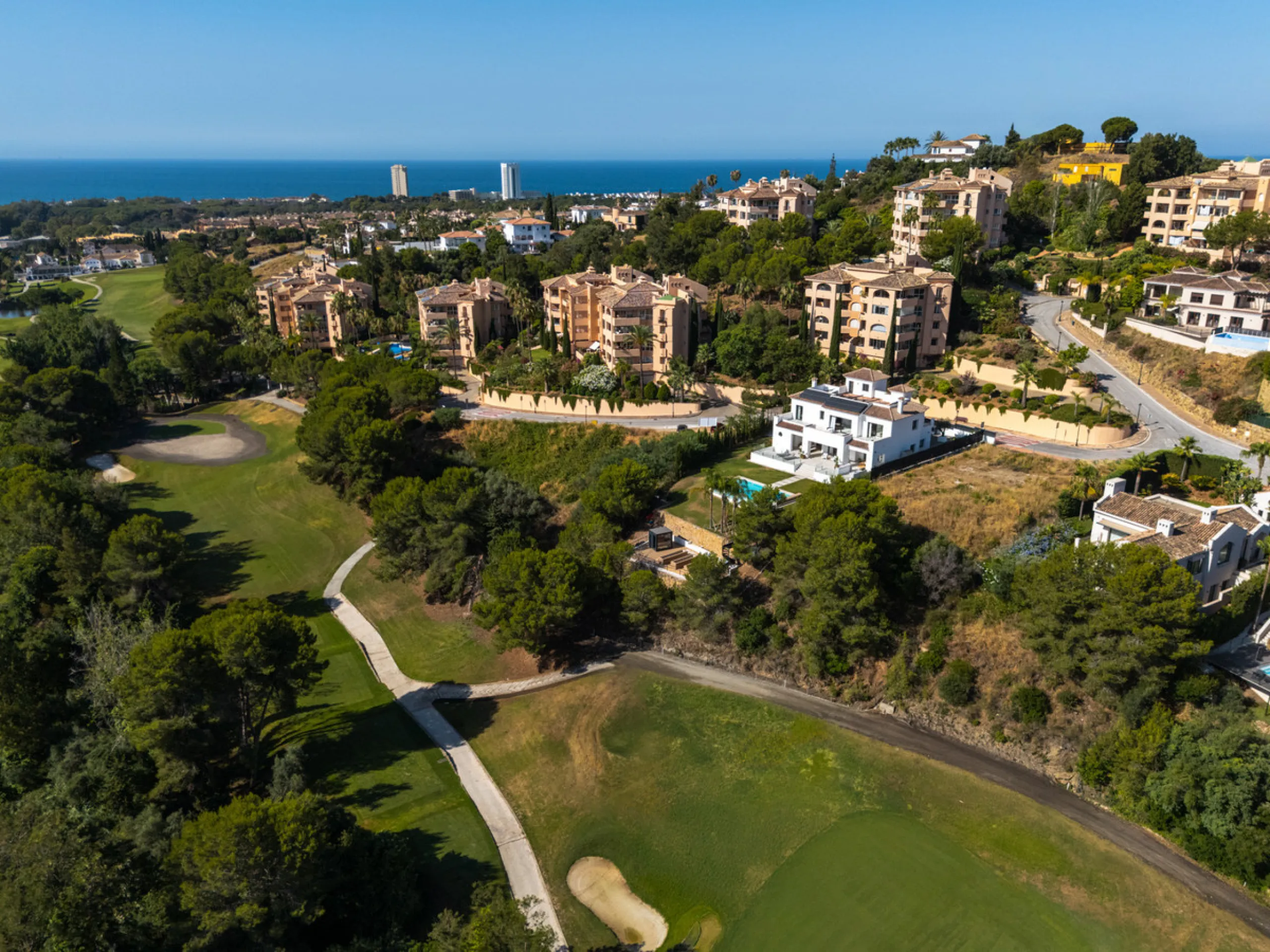 Positioned within the prestigious Santa Maria Golf urbanization in Elviria, Villa Andrea is an extraordinary frontline golf villa for sale in Marbella offering contemporary luxury, seamless design, and a highly desirable setting. Built in 2021 on a genero