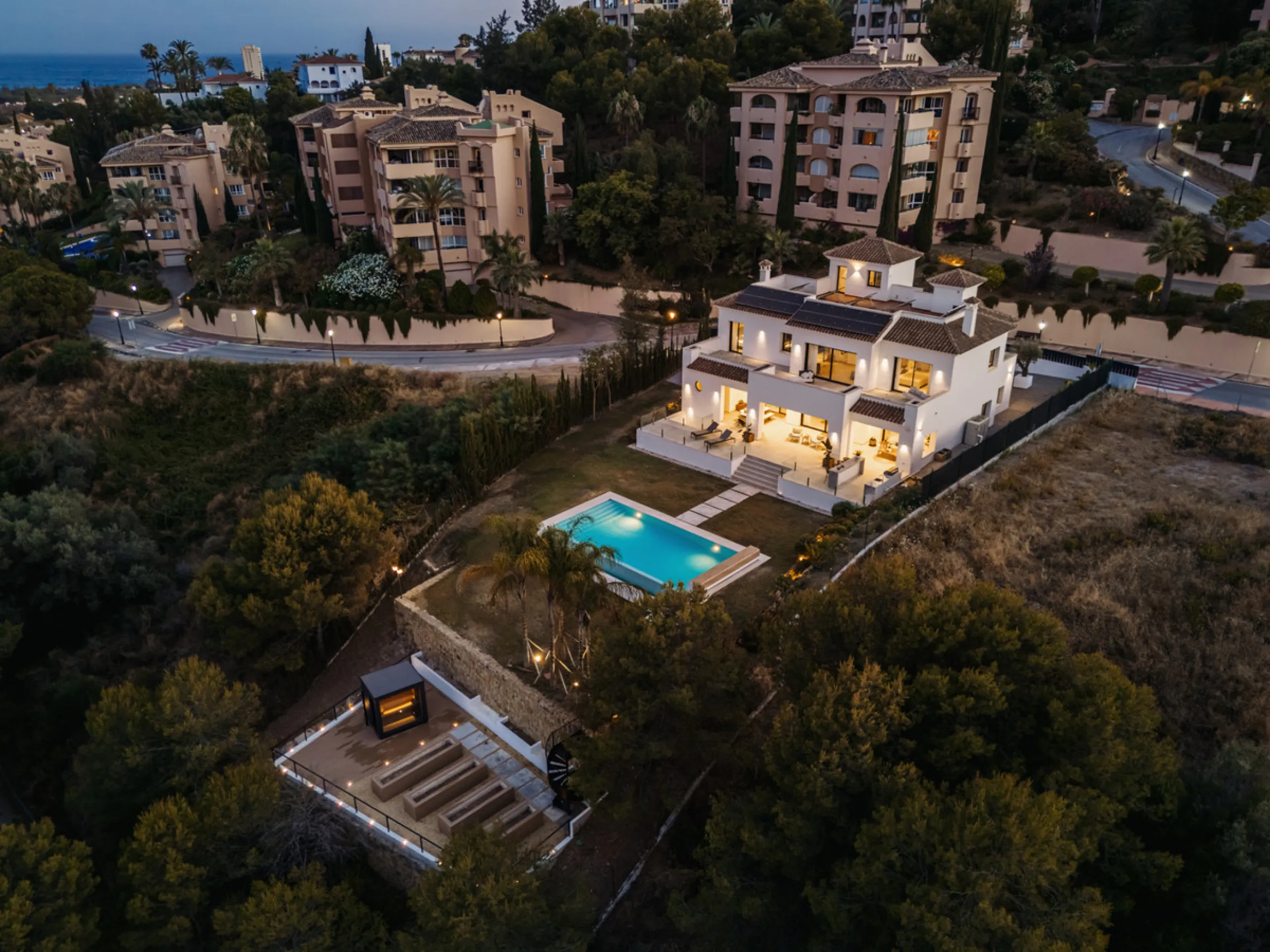 Positioned within the prestigious Santa Maria Golf urbanization in Elviria, Villa Andrea is an extraordinary frontline golf villa for sale in Marbella offering contemporary luxury, seamless design, and a highly desirable setting. Built in 2021 on a genero