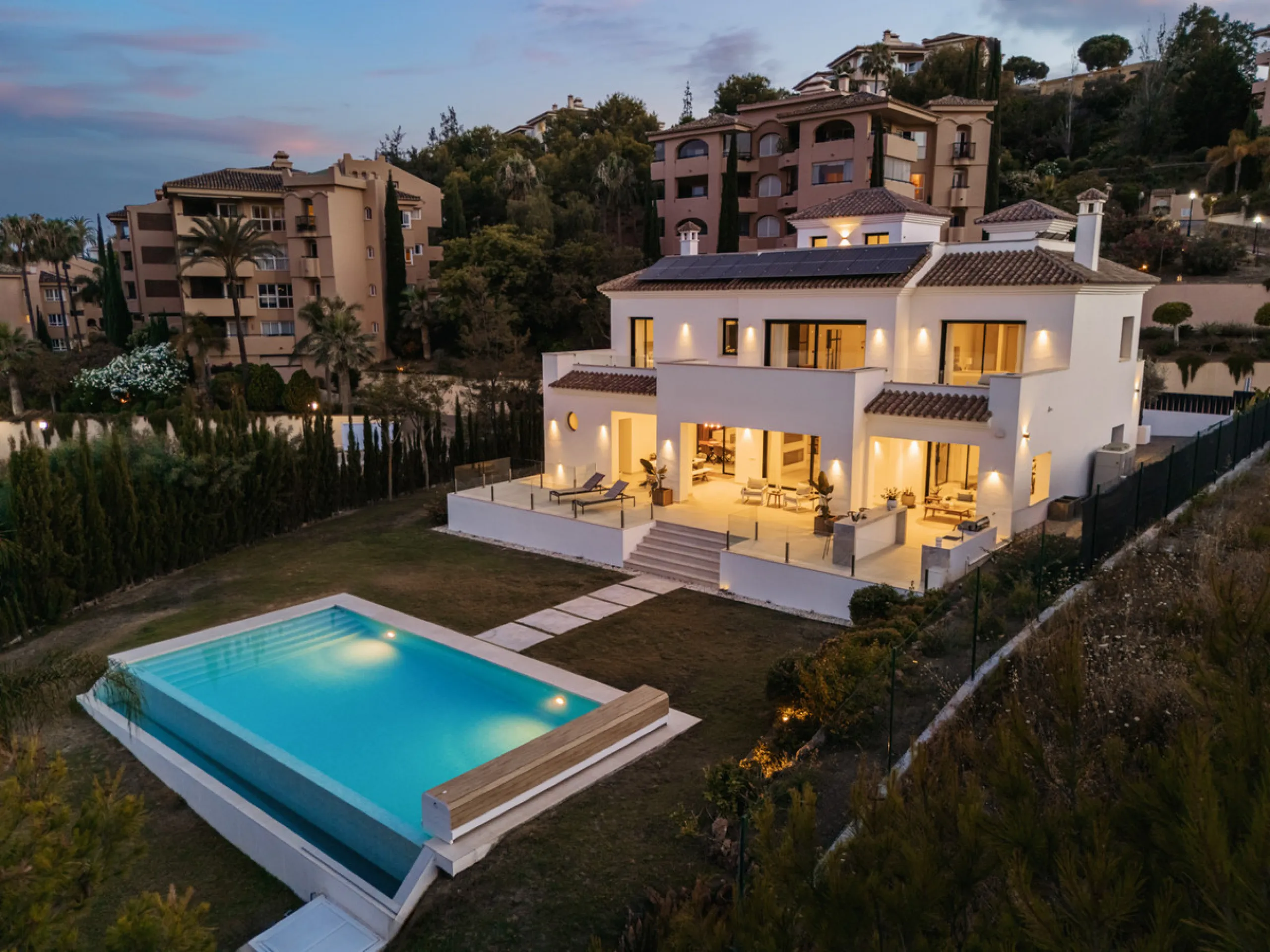 Positioned within the prestigious Santa Maria Golf urbanization in Elviria, Villa Andrea is an extraordinary frontline golf villa for sale in Marbella offering contemporary luxury, seamless design, and a highly desirable setting. Built in 2021 on a genero