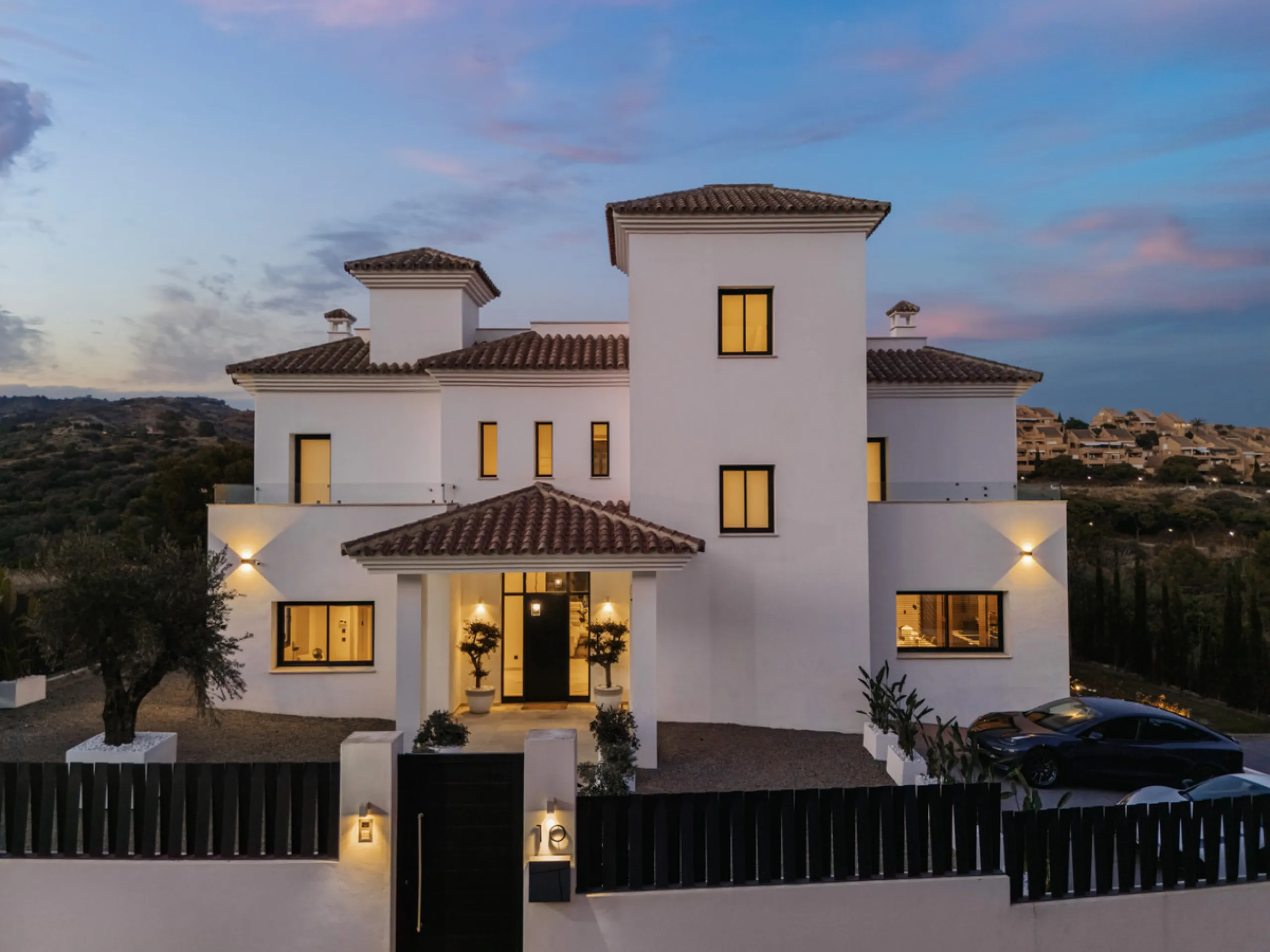 Positioned within the prestigious Santa Maria Golf urbanization in Elviria, Villa Andrea is an extraordinary frontline golf villa for sale in Marbella offering contemporary luxury, seamless design, and a highly desirable setting. Built in 2021 on a genero