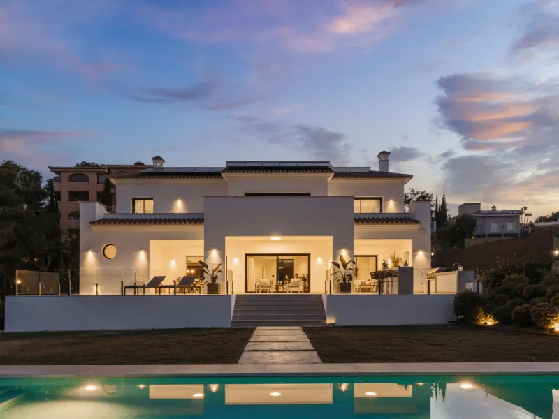 Positioned within the prestigious Santa Maria Golf urbanization in Elviria, Villa Andrea is an extraordinary frontline golf villa for sale in Marbella offering contemporary luxury, seamless design, and a highly desirable setting. Built in 2021 on a genero