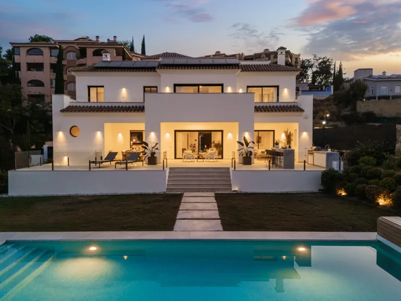 Positioned within the prestigious Santa Maria Golf urbanization in Elviria, Villa Andrea is an extraordinary frontline golf villa for sale in Marbella offering contemporary luxury, seamless design, and a highly desirable setting. Built in 2021 on a genero
