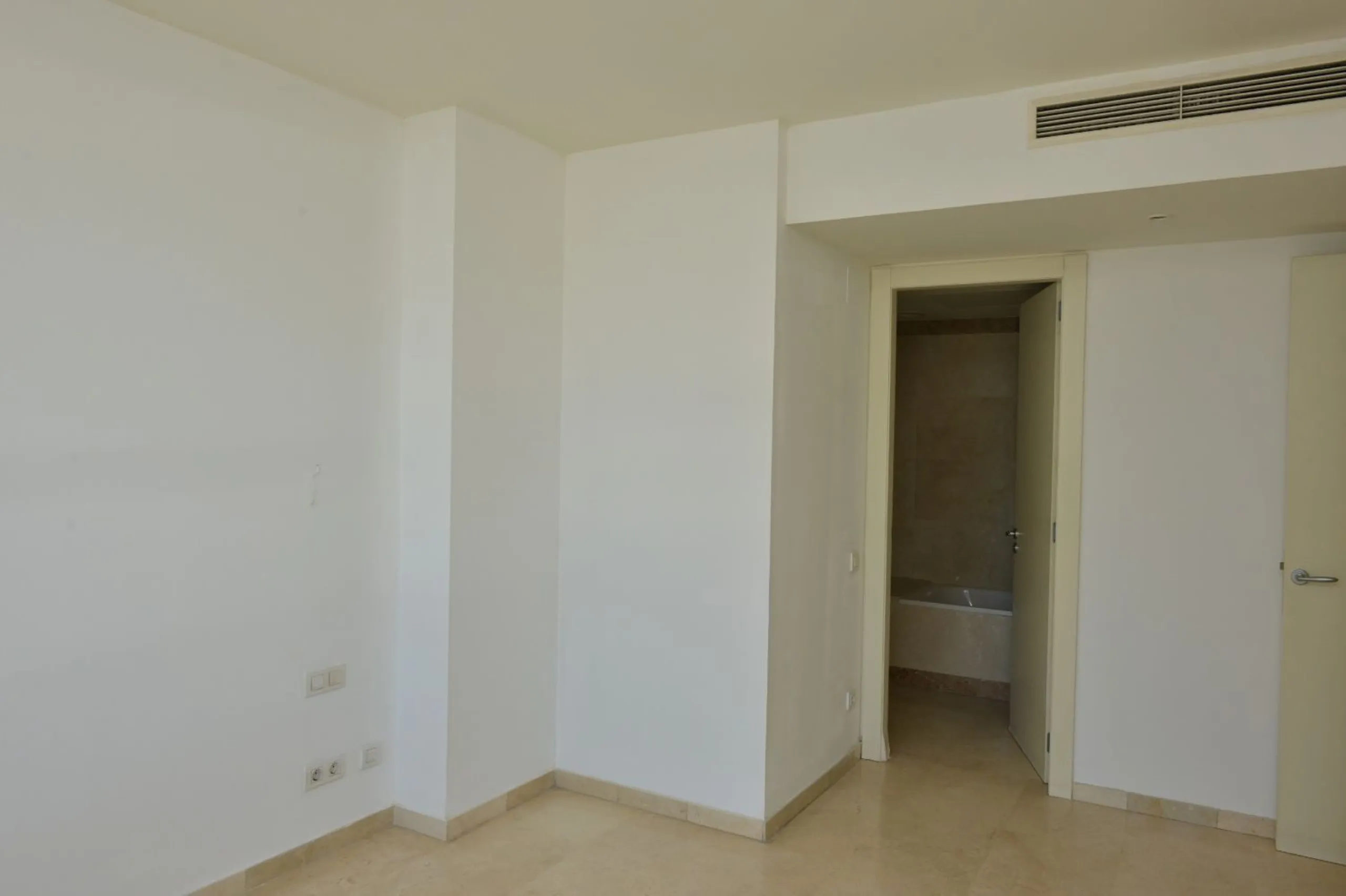 Spacious Apartment with Pool, Padel Courts and Garage in Diagonal Mar, Barcelona