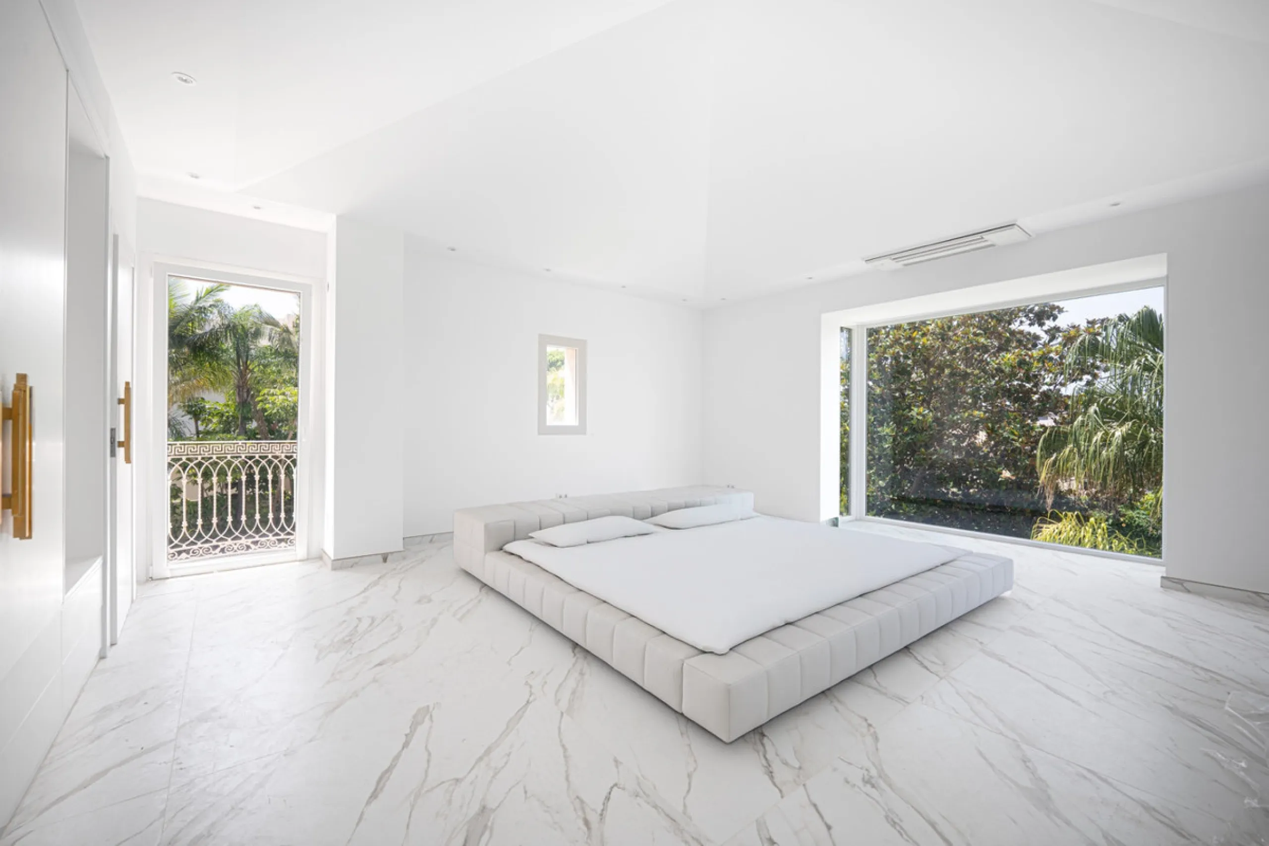 Villa Roma is a stunning four-bedroom, four-bathroom home in the exclusive beachside area of Los Monteros, Marbella East. Just a short walk from the beach, this elegant villa sits on a 933m² plot and combines classic European design with modern coastal co