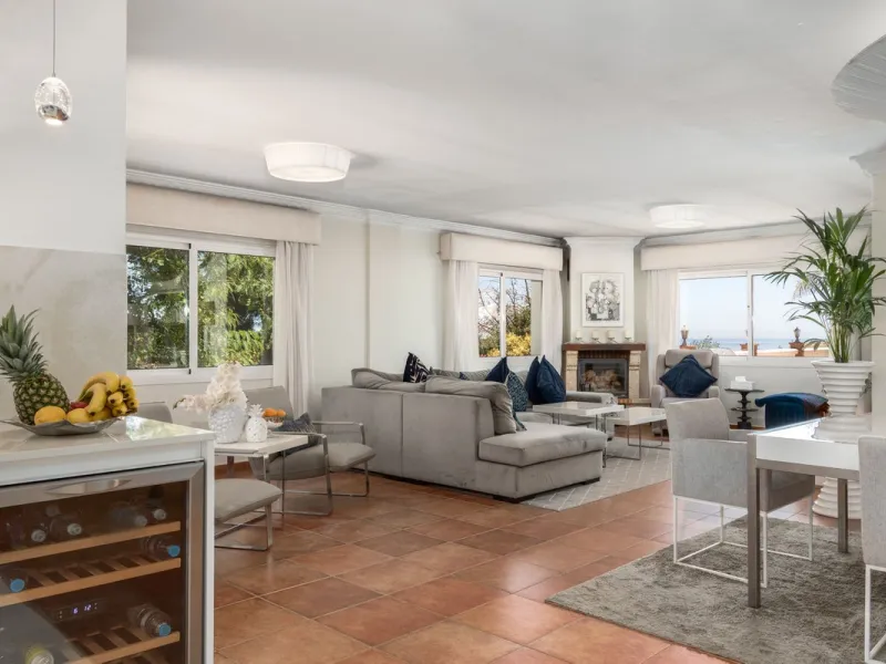 House - Detached Villa в продаже в Mijas, Málaga. В доме 4 спален и 3 ванных комнат. Площадь дома 378 м². Площадь участка 2559 м²