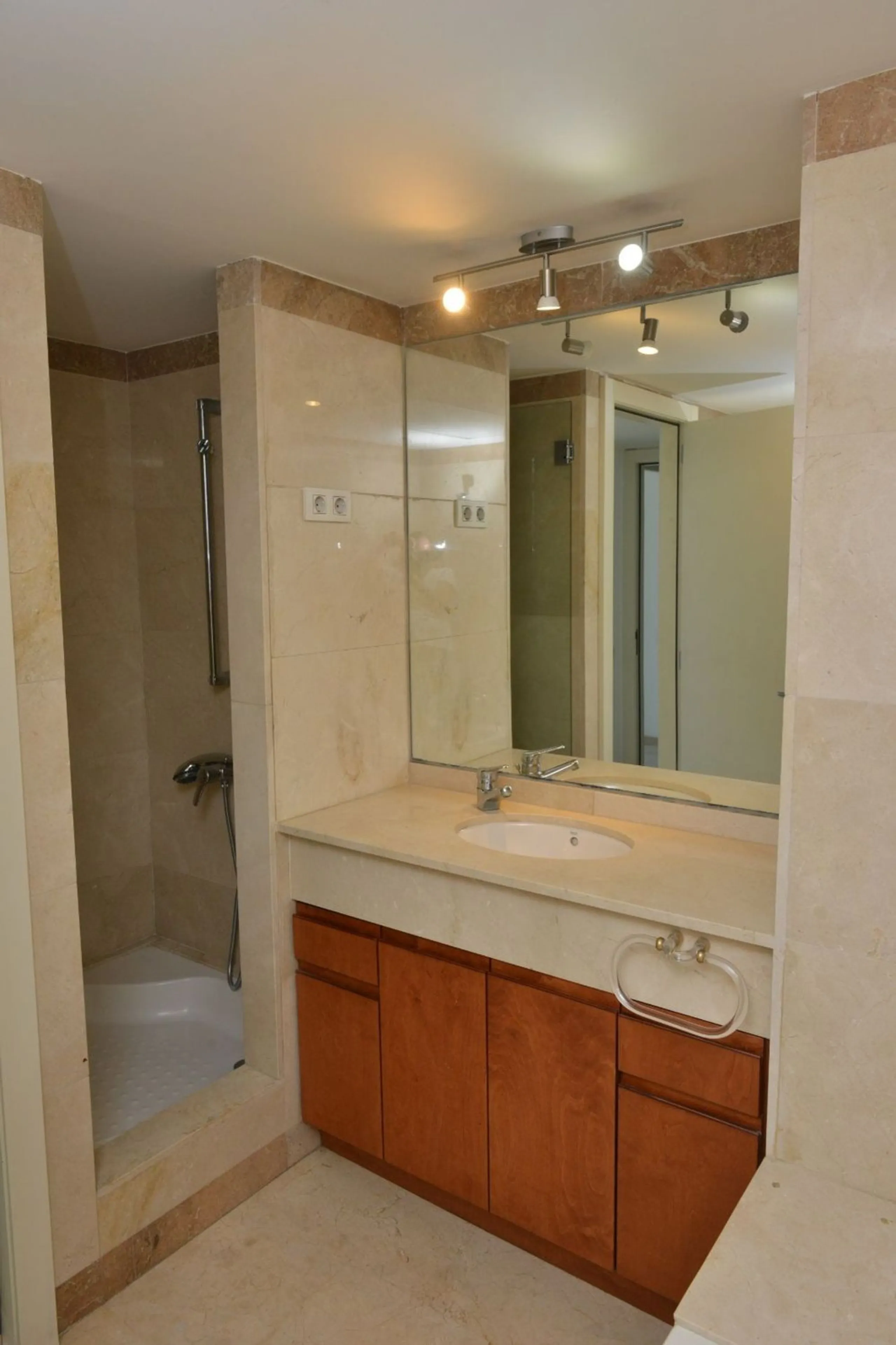 Spacious Apartment with Pool, Padel Courts and Garage in Diagonal Mar, Barcelona