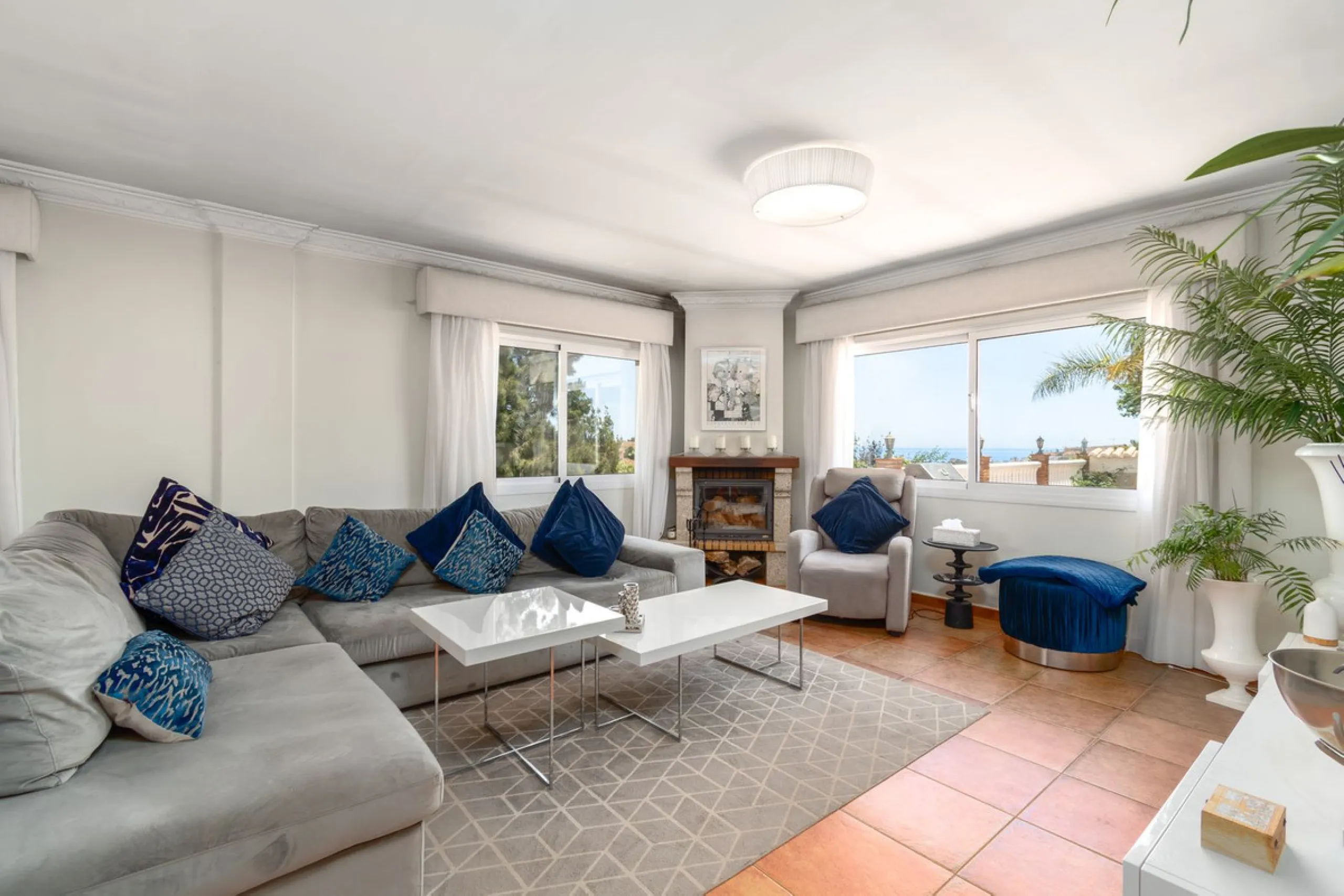 House - Detached Villa в продаже в Mijas, Málaga. В доме 4 спален и 3 ванных комнат. Площадь дома 378 м². Площадь участка 2559 м²
