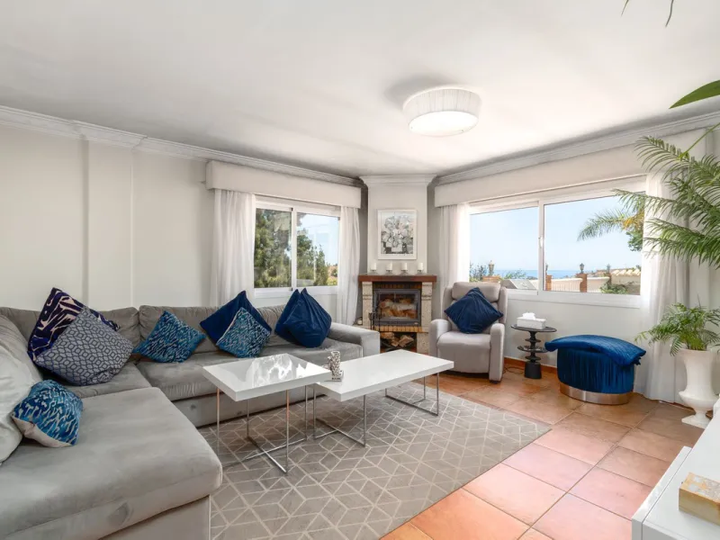 House - Detached Villa в продаже в Mijas, Málaga. В доме 4 спален и 3 ванных комнат. Площадь дома 378 м². Площадь участка 2559 м²