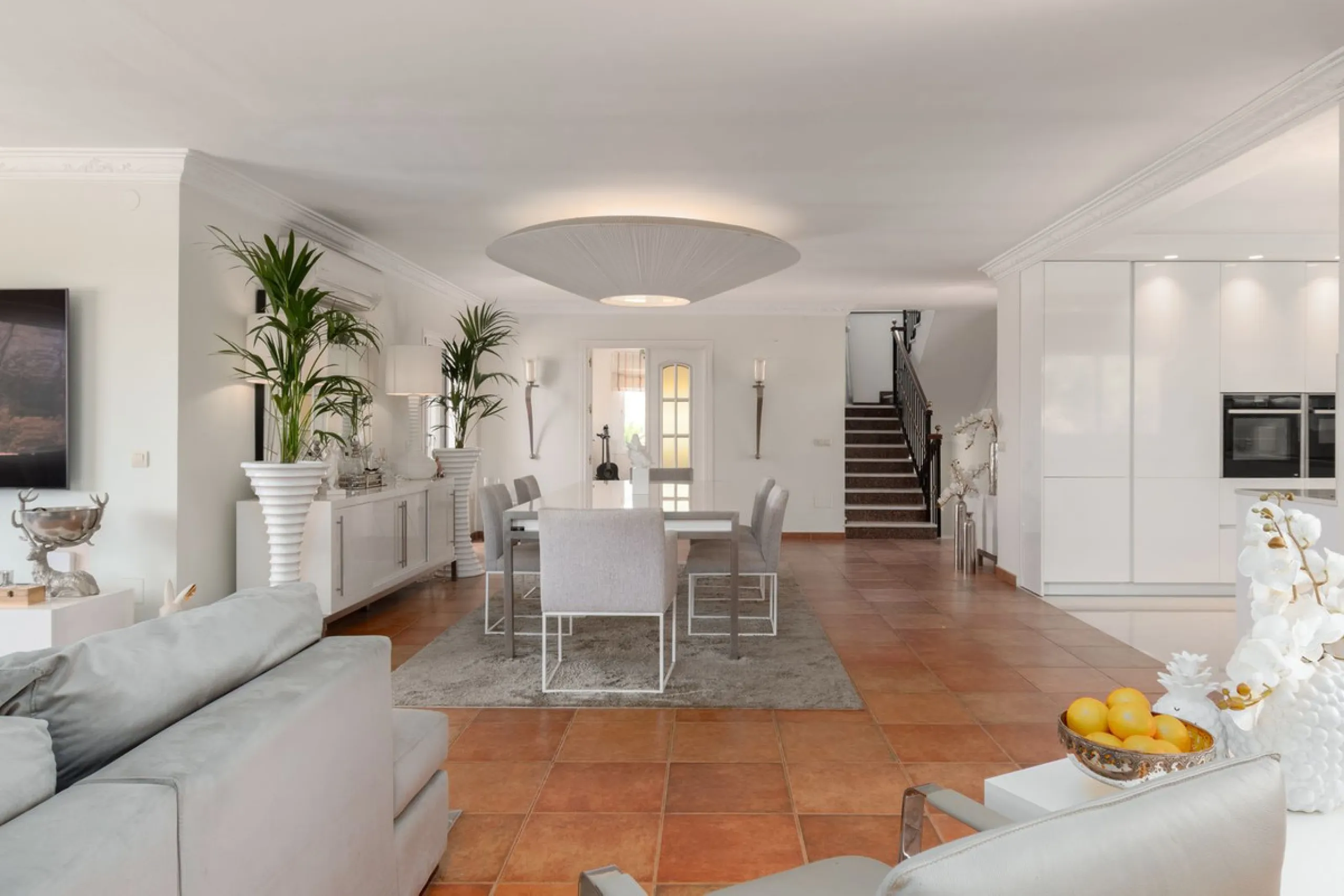 House - Detached Villa в продаже в Mijas, Málaga. В доме 4 спален и 3 ванных комнат. Площадь дома 378 м². Площадь участка 2559 м²
