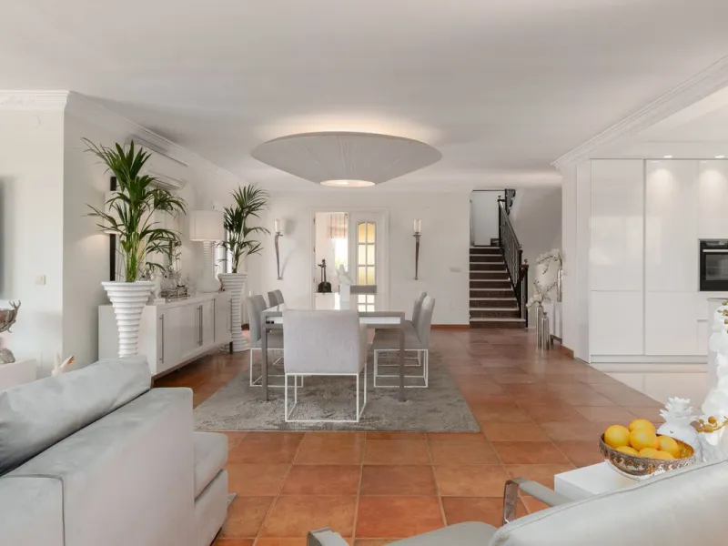 House - Detached Villa в продаже в Mijas, Málaga. В доме 4 спален и 3 ванных комнат. Площадь дома 378 м². Площадь участка 2559 м²