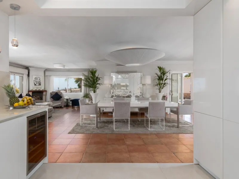 House - Detached Villa в продаже в Mijas, Málaga. В доме 4 спален и 3 ванных комнат. Площадь дома 378 м². Площадь участка 2559 м²