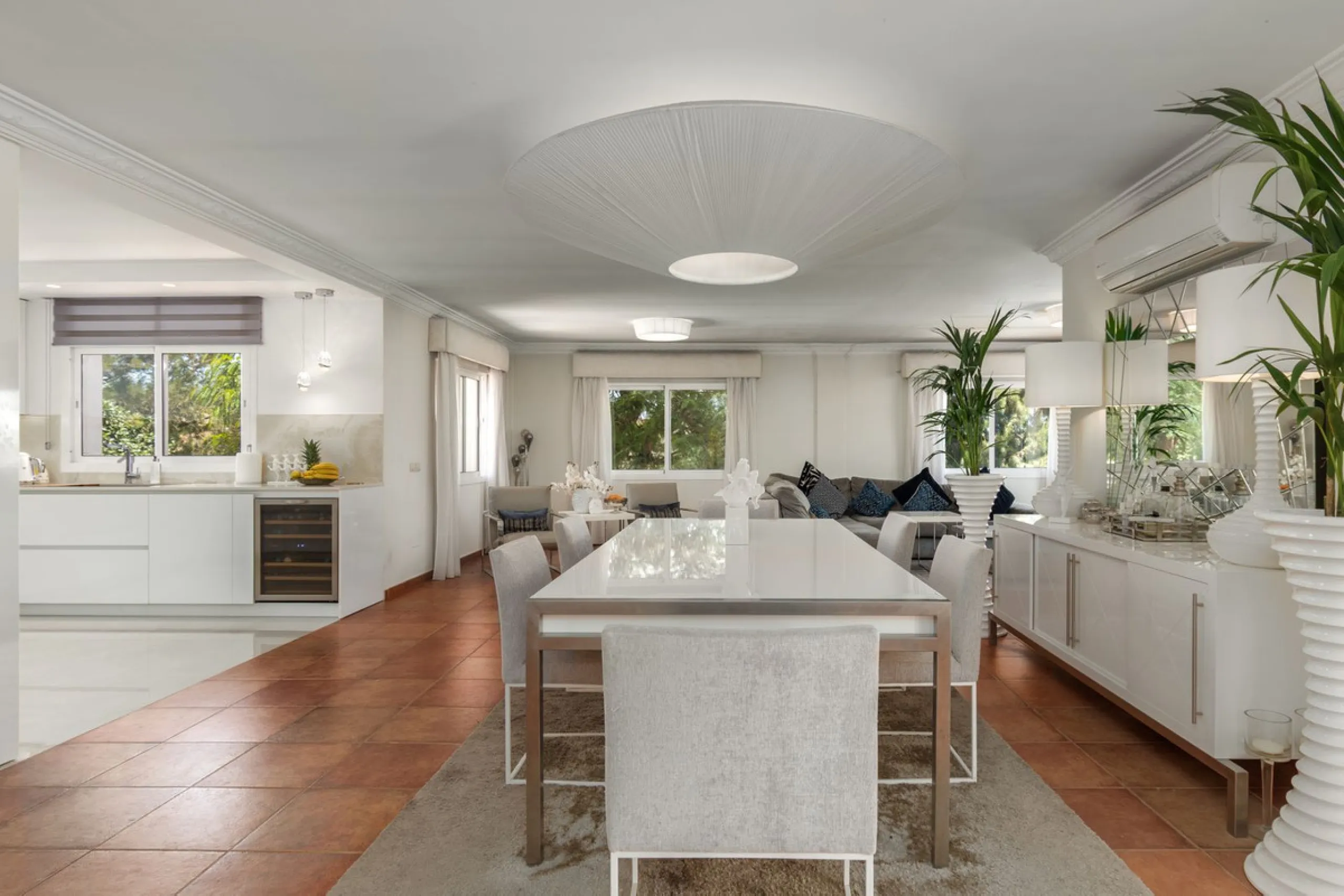 House - Detached Villa в продаже в Mijas, Málaga. В доме 4 спален и 3 ванных комнат. Площадь дома 378 м². Площадь участка 2559 м²