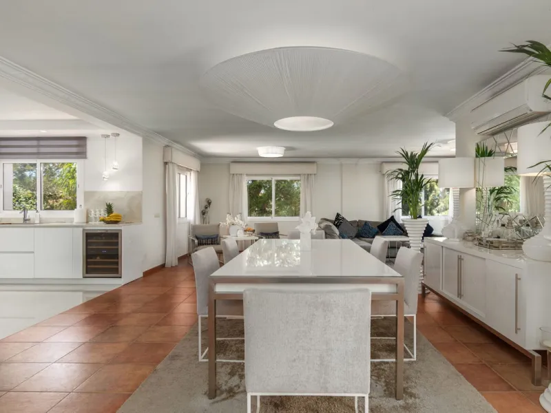 House - Detached Villa в продаже в Mijas, Málaga. В доме 4 спален и 3 ванных комнат. Площадь дома 378 м². Площадь участка 2559 м²