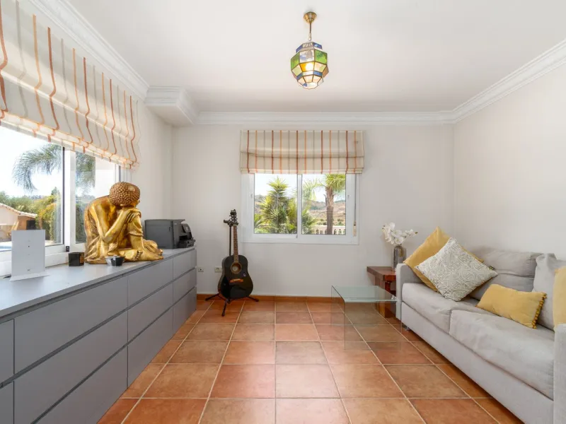 House - Detached Villa в продаже в Mijas, Málaga. В доме 4 спален и 3 ванных комнат. Площадь дома 378 м². Площадь участка 2559 м²