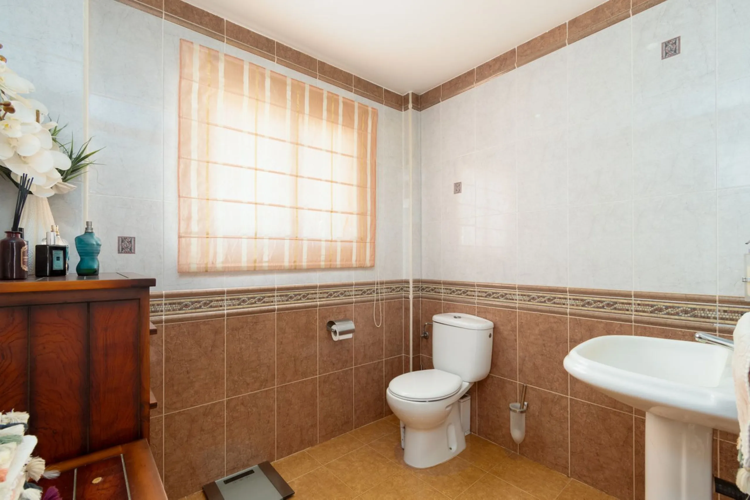 House - Detached Villa в продаже в Mijas, Málaga. В доме 4 спален и 3 ванных комнат. Площадь дома 378 м². Площадь участка 2559 м²