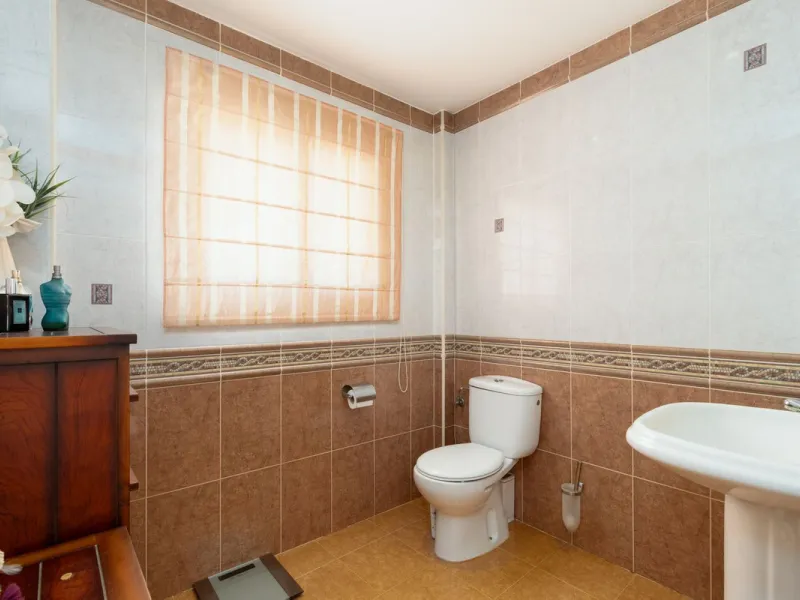 House - Detached Villa в продаже в Mijas, Málaga. В доме 4 спален и 3 ванных комнат. Площадь дома 378 м². Площадь участка 2559 м²