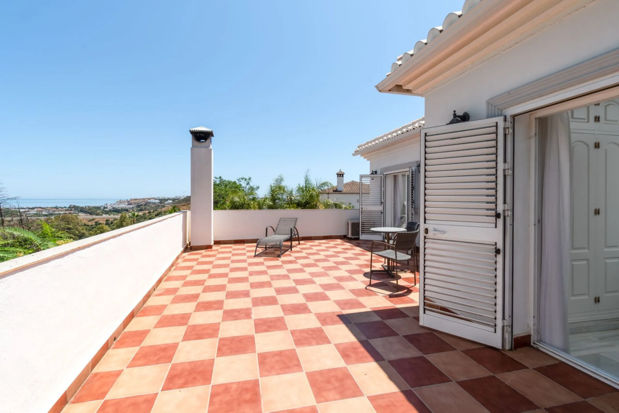 House - Detached Villa в продаже в Mijas, Málaga. В доме 4 спален и 3 ванных комнат. Площадь дома 378 м². Площадь участка 2559 м²