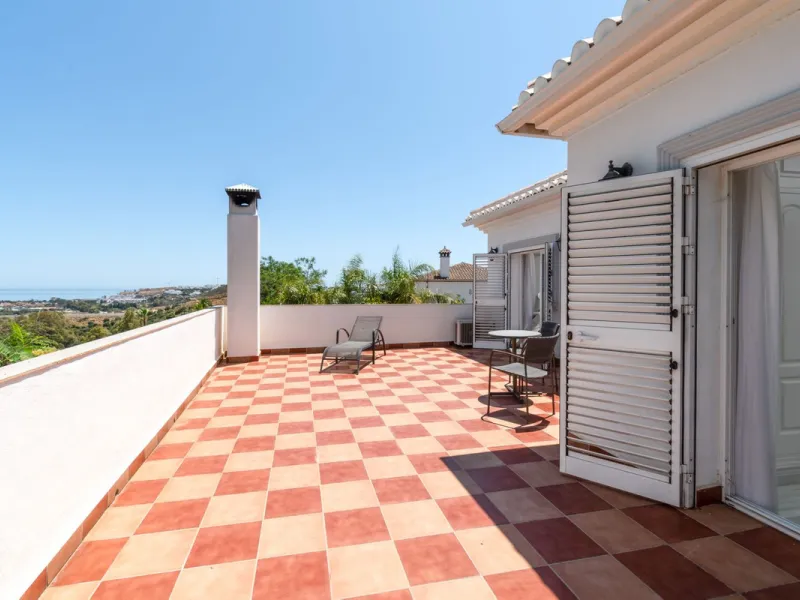 House - Detached Villa в продаже в Mijas, Málaga. В доме 4 спален и 3 ванных комнат. Площадь дома 378 м². Площадь участка 2559 м²