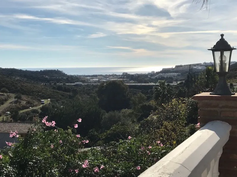 House - Detached Villa в продаже в Mijas, Málaga. В доме 4 спален и 3 ванных комнат. Площадь дома 378 м². Площадь участка 2559 м²