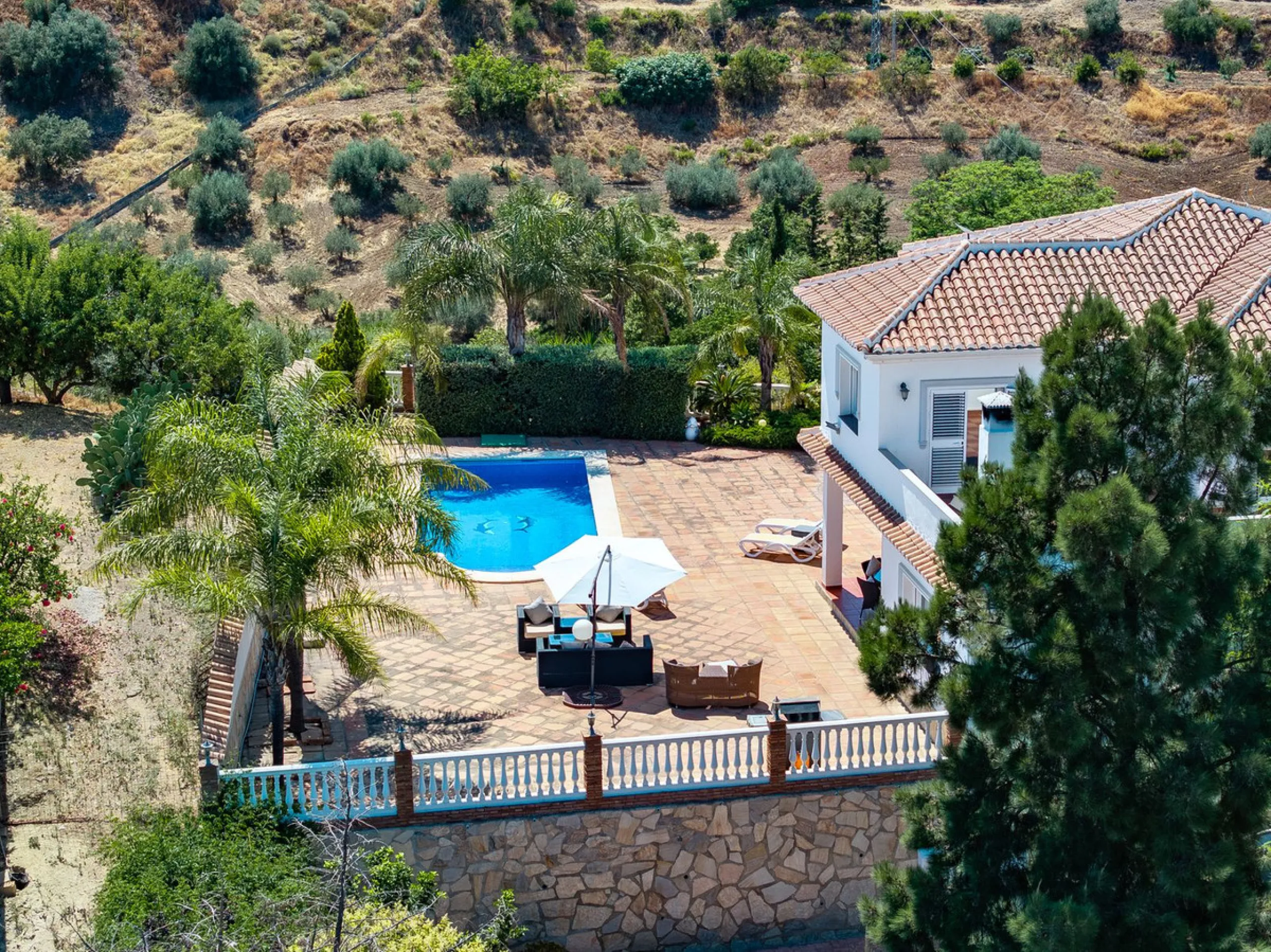 House - Detached Villa в продаже в Mijas, Málaga. В доме 4 спален и 3 ванных комнат. Площадь дома 378 м². Площадь участка 2559 м²