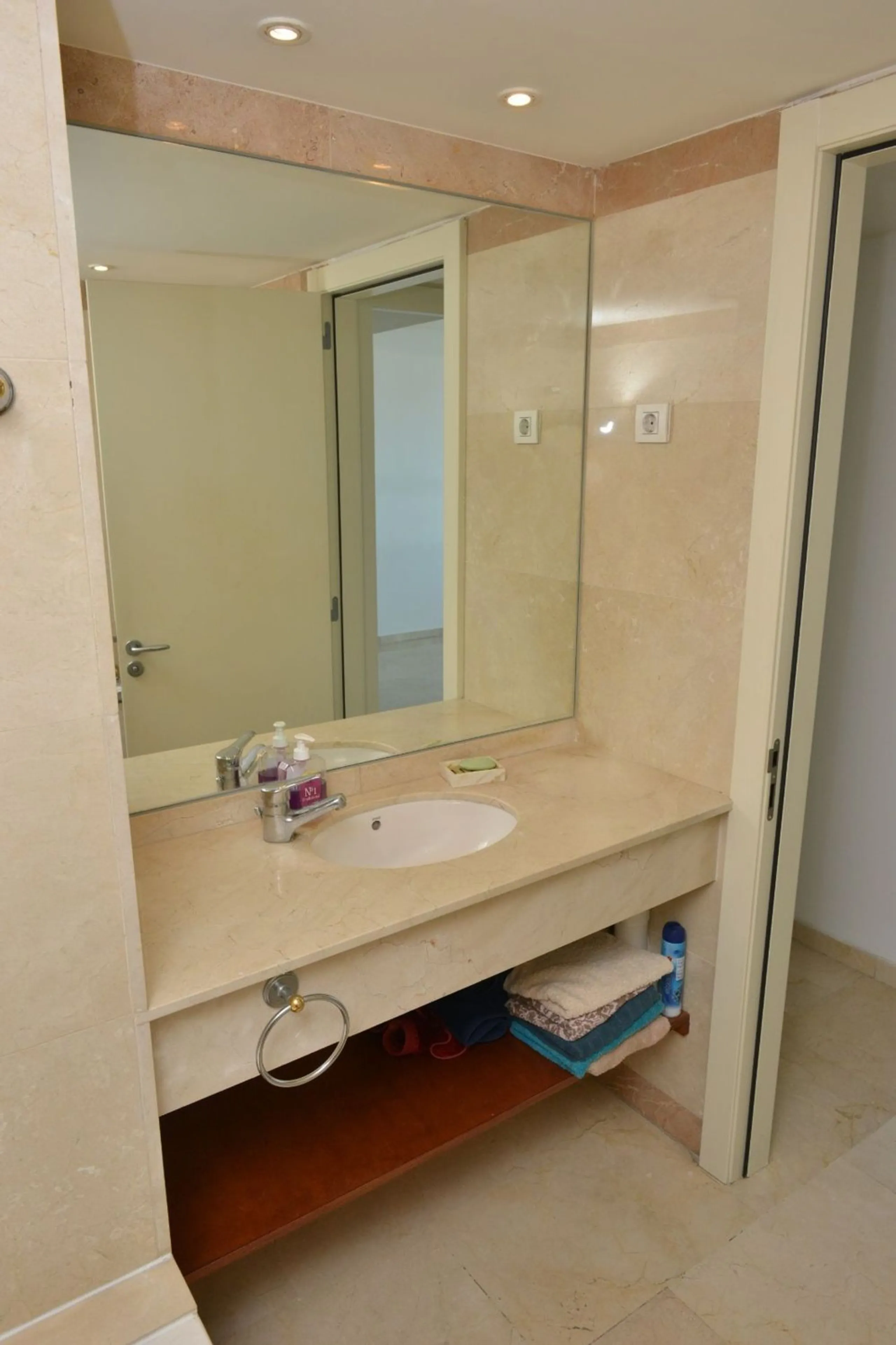 Spacious Apartment with Pool, Padel Courts and Garage in Diagonal Mar, Barcelona