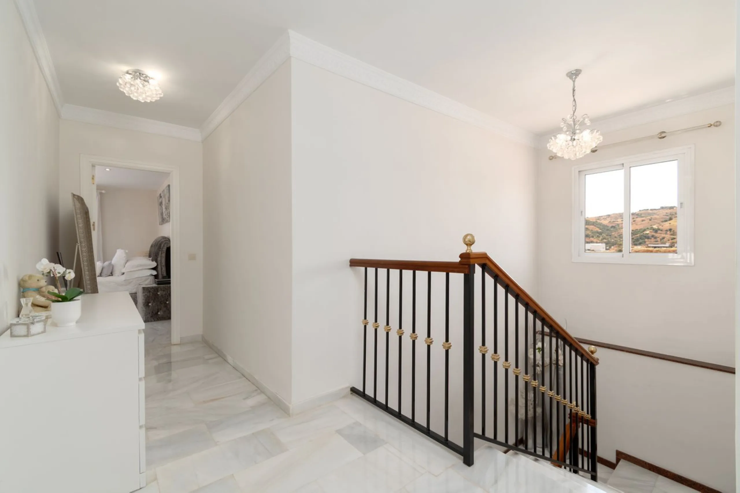House - Detached Villa в продаже в Mijas, Málaga. В доме 4 спален и 3 ванных комнат. Площадь дома 378 м². Площадь участка 2559 м²