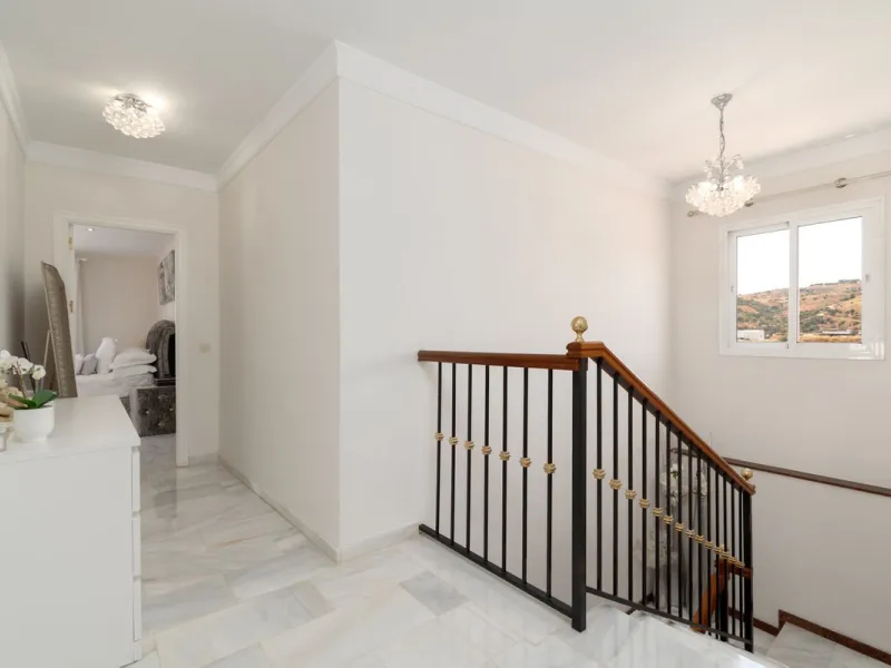 House - Detached Villa в продаже в Mijas, Málaga. В доме 4 спален и 3 ванных комнат. Площадь дома 378 м². Площадь участка 2559 м²