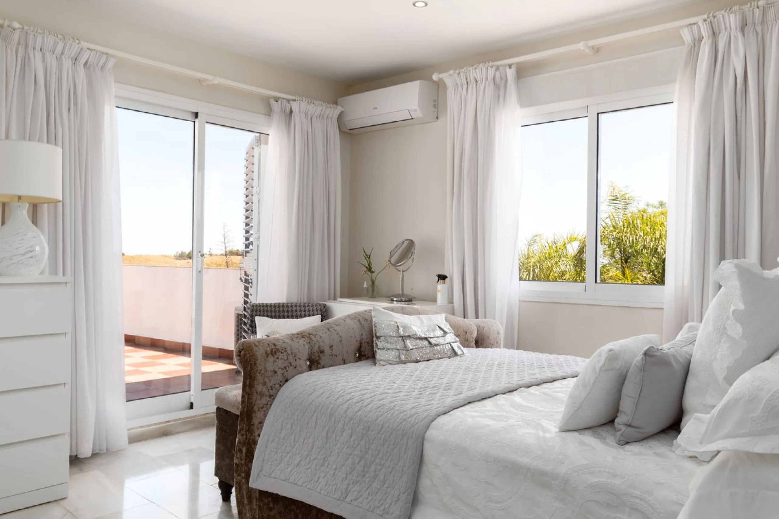 House - Detached Villa в продаже в Mijas, Málaga. В доме 4 спален и 3 ванных комнат. Площадь дома 378 м². Площадь участка 2559 м²