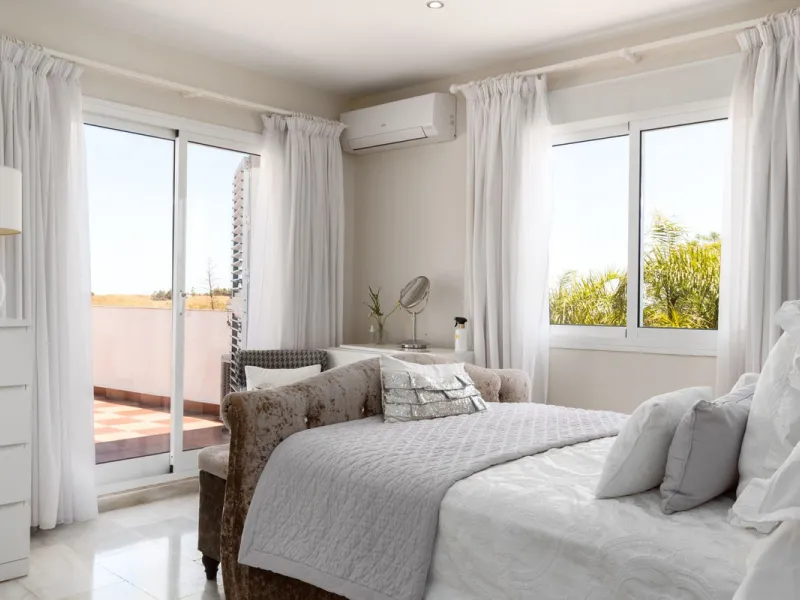 House - Detached Villa в продаже в Mijas, Málaga. В доме 4 спален и 3 ванных комнат. Площадь дома 378 м². Площадь участка 2559 м²