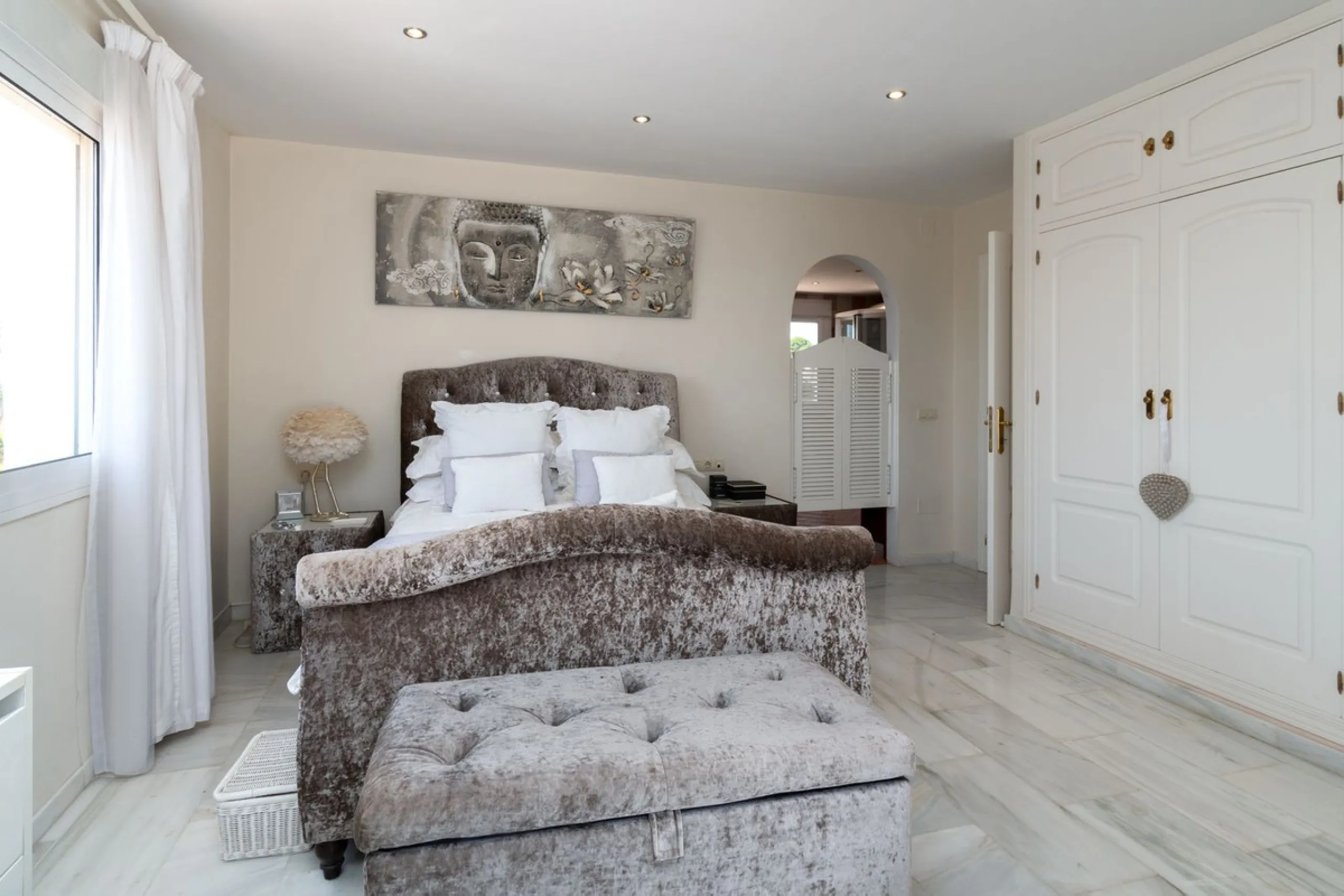 House - Detached Villa в продаже в Mijas, Málaga. В доме 4 спален и 3 ванных комнат. Площадь дома 378 м². Площадь участка 2559 м²