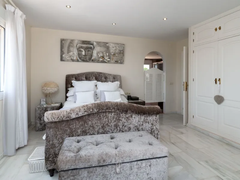 House - Detached Villa в продаже в Mijas, Málaga. В доме 4 спален и 3 ванных комнат. Площадь дома 378 м². Площадь участка 2559 м²