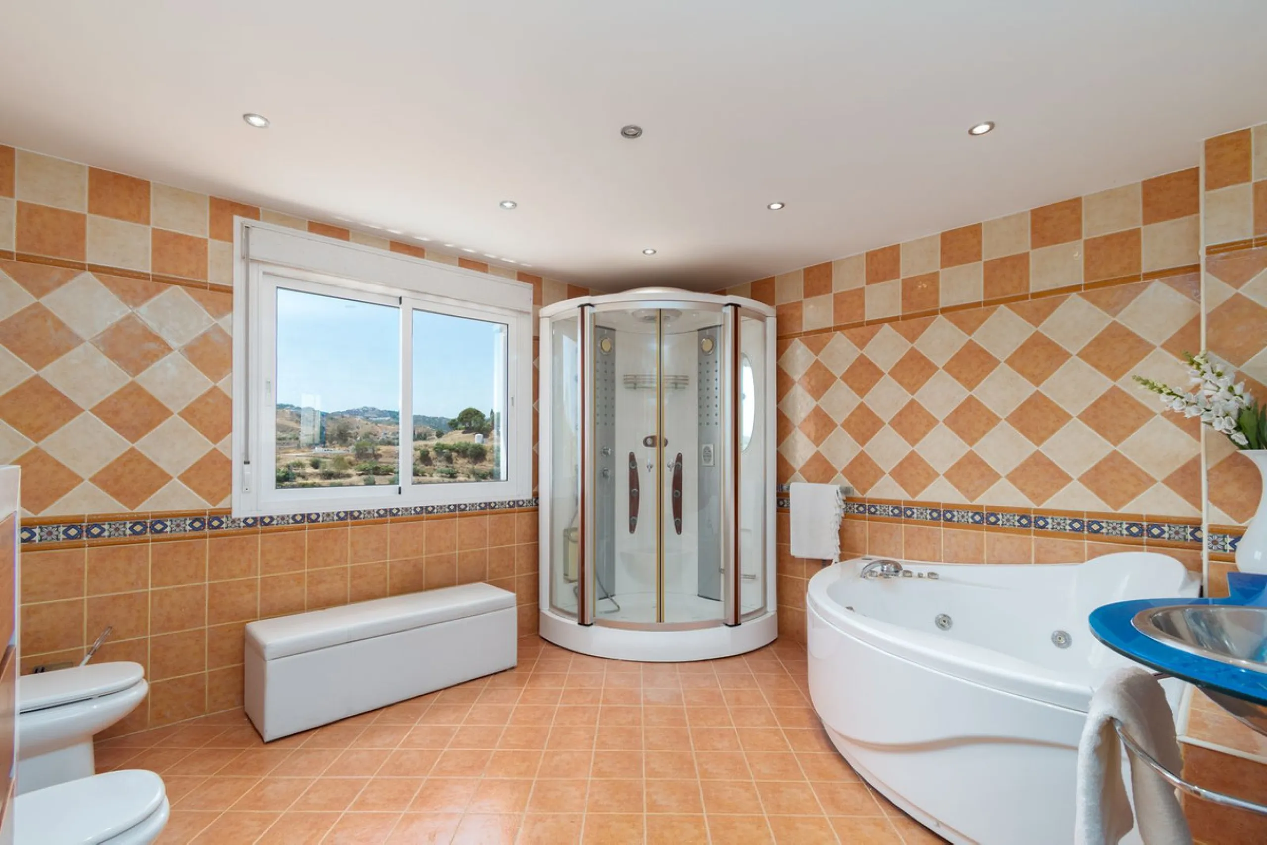 House - Detached Villa в продаже в Mijas, Málaga. В доме 4 спален и 3 ванных комнат. Площадь дома 378 м². Площадь участка 2559 м²