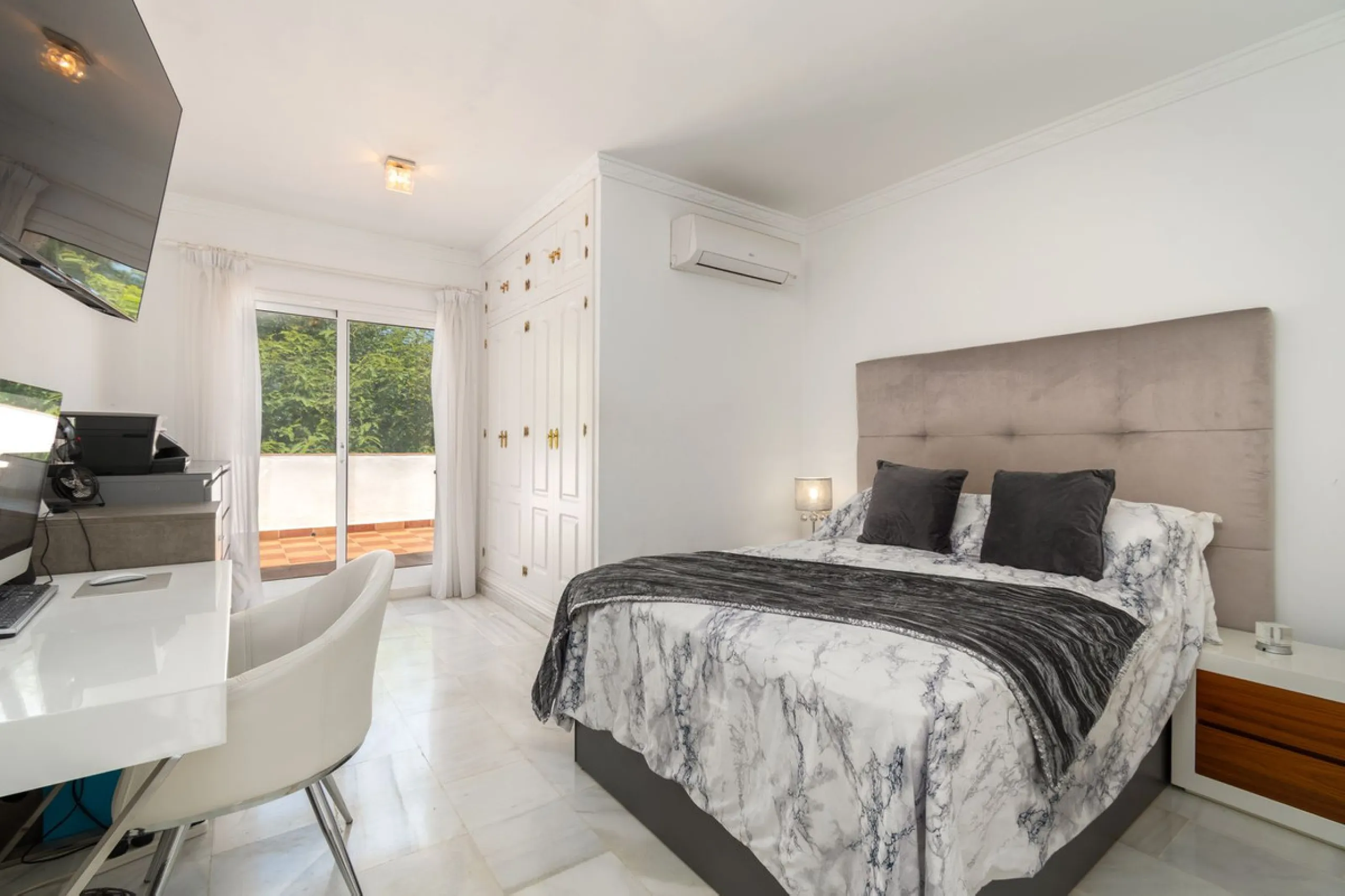House - Detached Villa в продаже в Mijas, Málaga. В доме 4 спален и 3 ванных комнат. Площадь дома 378 м². Площадь участка 2559 м²