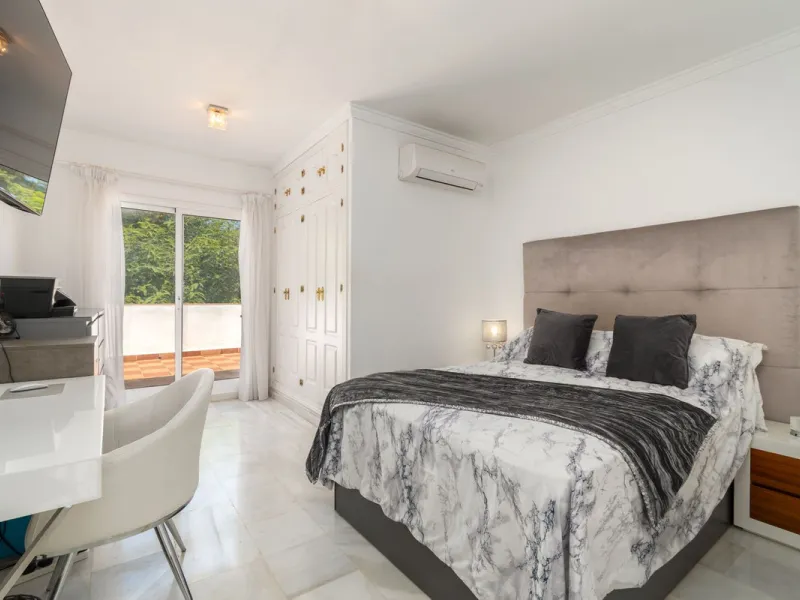 House - Detached Villa в продаже в Mijas, Málaga. В доме 4 спален и 3 ванных комнат. Площадь дома 378 м². Площадь участка 2559 м²