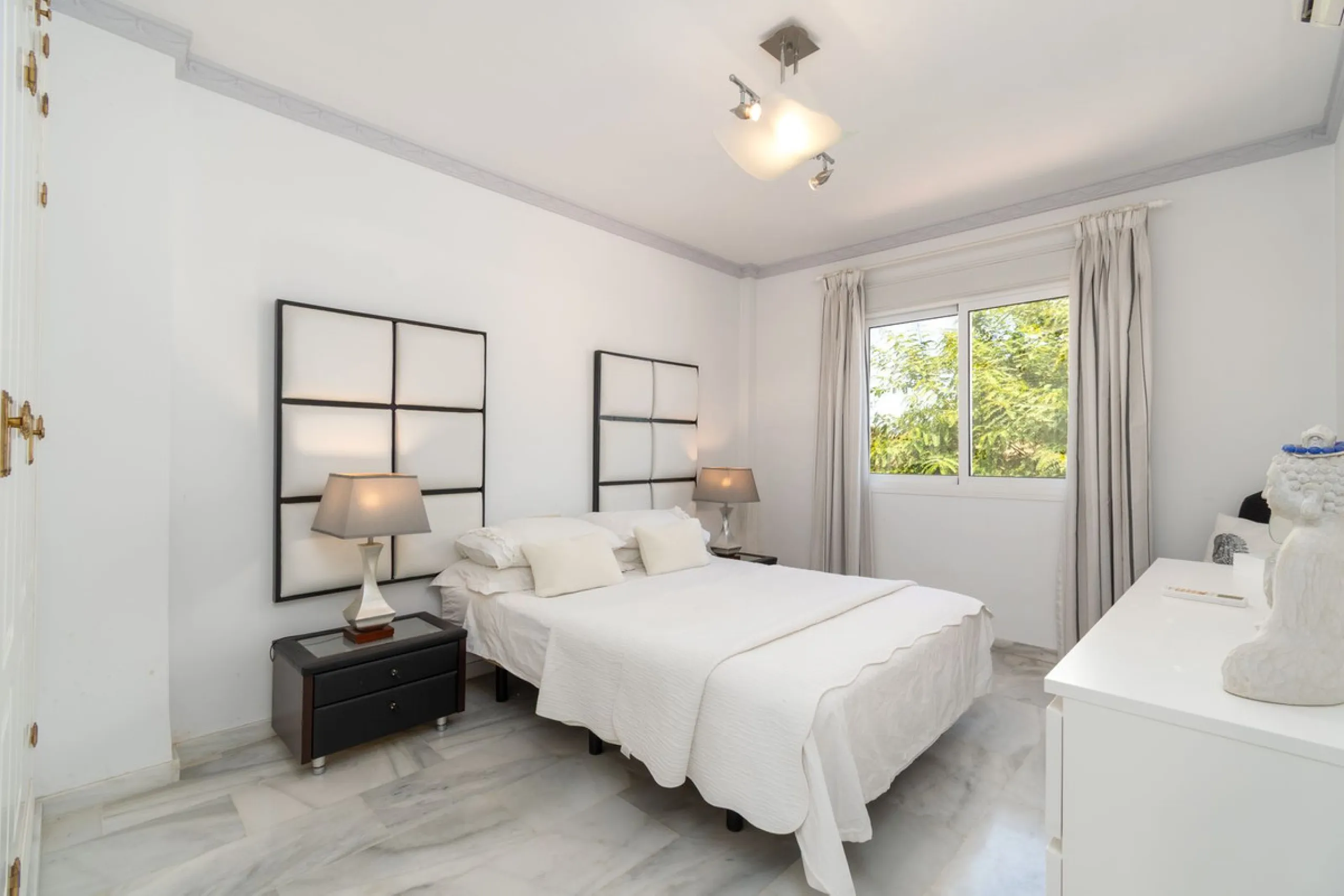 House - Detached Villa в продаже в Mijas, Málaga. В доме 4 спален и 3 ванных комнат. Площадь дома 378 м². Площадь участка 2559 м²