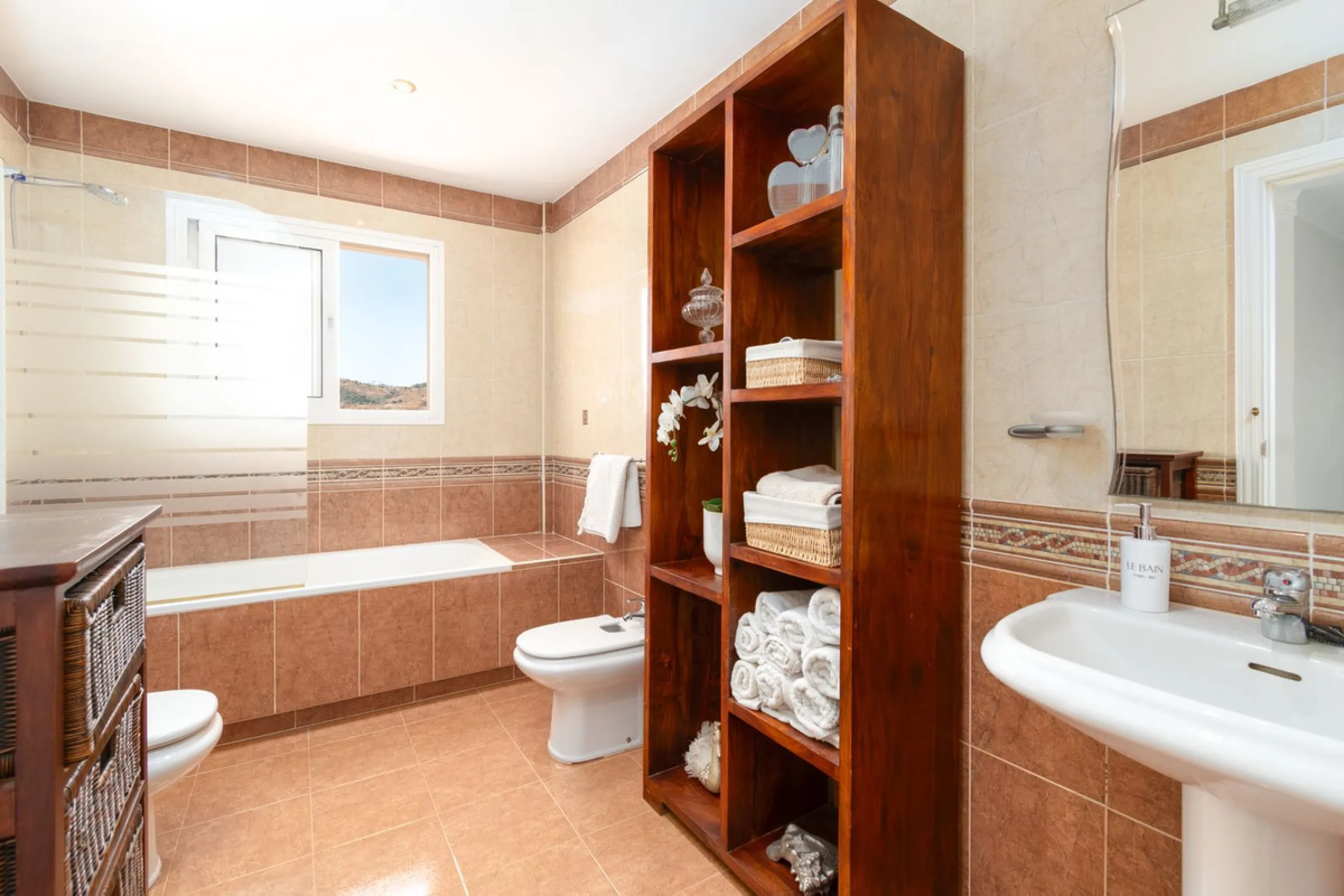 House - Detached Villa в продаже в Mijas, Málaga. В доме 4 спален и 3 ванных комнат. Площадь дома 378 м². Площадь участка 2559 м²