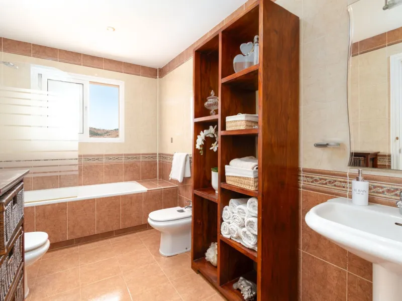 House - Detached Villa в продаже в Mijas, Málaga. В доме 4 спален и 3 ванных комнат. Площадь дома 378 м². Площадь участка 2559 м²