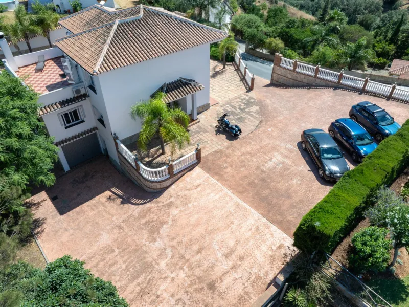 House - Detached Villa в продаже в Mijas, Málaga. В доме 4 спален и 3 ванных комнат. Площадь дома 378 м². Площадь участка 2559 м²