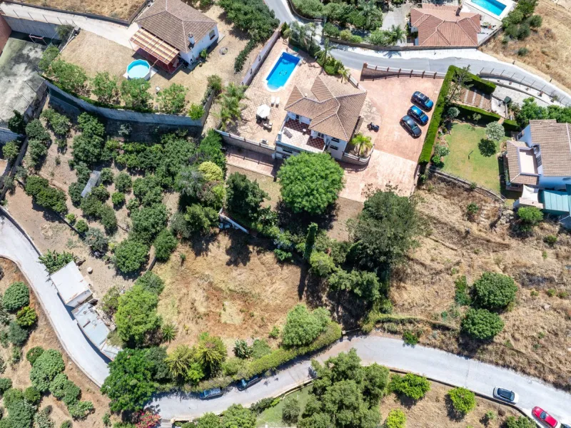 House - Detached Villa в продаже в Mijas, Málaga. В доме 4 спален и 3 ванных комнат. Площадь дома 378 м². Площадь участка 2559 м²