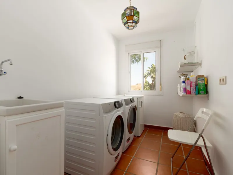 House - Detached Villa в продаже в Mijas, Málaga. В доме 4 спален и 3 ванных комнат. Площадь дома 378 м². Площадь участка 2559 м²